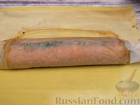 Фото приготовления рецепта: Морковно-сырный рулет с куриным фаршем - шаг №12