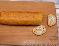 Фото приготовления рецепта: Морковно-сырный рулет с куриным фаршем - шаг №14