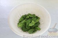 Фото приготовления рецепта: Салат с тунцом, яйцами, помидорами, маслинами, красным луком и шпинатом - шаг №2