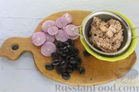 Фото приготовления рецепта: Салат с тунцом, яйцами, помидорами, маслинами, красным луком и шпинатом - шаг №8