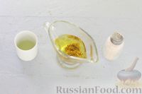 Фото приготовления рецепта: Салат с тунцом, яйцами, помидорами, маслинами, красным луком и шпинатом - шаг №10