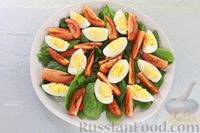 Фото приготовления рецепта: Салат с тунцом, яйцами, помидорами, маслинами, красным луком и шпинатом - шаг №7