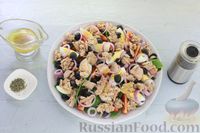 Фото приготовления рецепта: Салат с тунцом, яйцами, помидорами, маслинами, красным луком и шпинатом - шаг №11