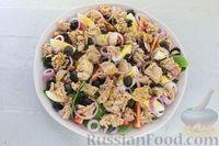 Фото приготовления рецепта: Салат с тунцом, яйцами, помидорами, маслинами, красным луком и шпинатом - шаг №12
