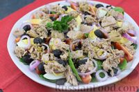 Фото приготовления рецепта: Салат с тунцом, яйцами, помидорами, маслинами, красным луком и шпинатом - шаг №13