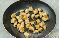 Фото приготовления рецепта: Салат с фасолью, курицей, солёными огурцами и сухариками - шаг №3