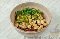 Фото приготовления рецепта: Салат с фасолью, курицей, солёными огурцами и сухариками - шаг №9