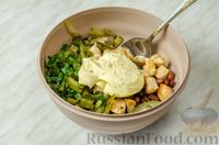 Фото приготовления рецепта: Салат с фасолью, курицей, солёными огурцами и сухариками - шаг №10