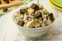 Фото приготовления рецепта: Салат с фасолью, курицей, солёными огурцами и сухариками - шаг №11