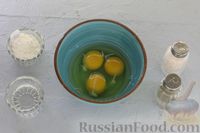 Фото приготовления рецепта: Салат с курицей, ветчиной, капустой и яичными блинчиками - шаг №3