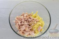 Фото приготовления рецепта: Салат с курицей, ветчиной, капустой и яичными блинчиками - шаг №7