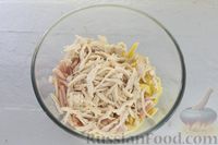 Фото приготовления рецепта: Салат с курицей, ветчиной, капустой и яичными блинчиками - шаг №8
