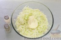 Фото приготовления рецепта: Салат с курицей, ветчиной, капустой и яичными блинчиками - шаг №10