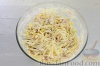 Фото приготовления рецепта: Салат с курицей, ветчиной, капустой и яичными блинчиками - шаг №11