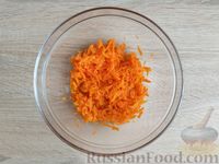 Фото приготовления рецепта: Салат из моркови с яйцами, луком и зелёным горошком - шаг №5