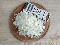 Фото приготовления рецепта: Салат из капусты с сырой свёклой и яблоком - шаг №2