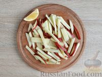 Фото приготовления рецепта: Салат из капусты с сырой свёклой и яблоком - шаг №3