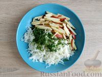 Фото приготовления рецепта: Салат из капусты с сырой свёклой и яблоком - шаг №5