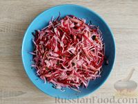 Фото приготовления рецепта: Салат из капусты с сырой свёклой и яблоком - шаг №9