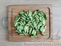 Фото приготовления рецепта: Салат из свежих и солёных огурцов с зелёным горошком - шаг №2