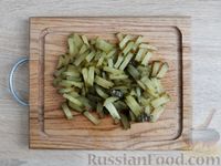 Фото приготовления рецепта: Салат из свежих и солёных огурцов с зелёным горошком - шаг №3