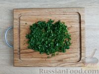 Фото приготовления рецепта: Салат из свежих и солёных огурцов с зелёным горошком - шаг №4