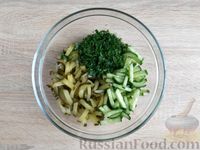 Фото приготовления рецепта: Салат из свежих и солёных огурцов с зелёным горошком - шаг №5