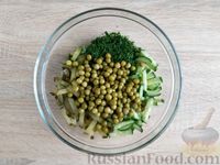 Фото приготовления рецепта: Салат из свежих и солёных огурцов с зелёным горошком - шаг №6