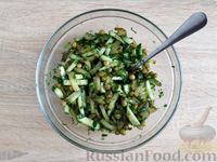 Фото приготовления рецепта: Салат из свежих и солёных огурцов с зелёным горошком - шаг №8