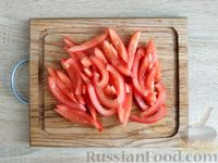 Фото приготовления рецепта: Салат с фасолью, помидорами и сыром - шаг №4