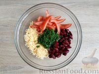 Фото приготовления рецепта: Салат с фасолью, помидорами и сыром - шаг №7