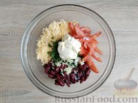 Фото приготовления рецепта: Салат с фасолью, помидорами и сыром - шаг №8