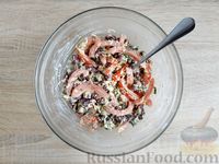 Фото приготовления рецепта: Салат с фасолью, помидорами и сыром - шаг №9