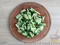 Фото приготовления рецепта: Салат с колбасой, огурцами, кукурузой и яичными блинчиками - шаг №7