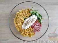 Фото приготовления рецепта: Салат с колбасой, огурцами, кукурузой и яичными блинчиками - шаг №11