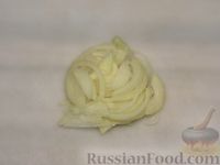 Фото приготовления рецепта: Салат из свёклы и квашеной капусты - шаг №3