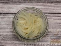 Фото приготовления рецепта: Салат из свёклы и квашеной капусты - шаг №4