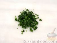 Фото приготовления рецепта: Салат из свёклы и квашеной капусты - шаг №6