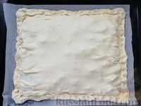 Фото приготовления рецепта: Пирог из слоёного теста с мясным фаршем и брынзой - шаг №13