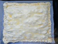 Фото приготовления рецепта: Пирог из слоёного теста с мясным фаршем и брынзой - шаг №14