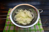 Фото приготовления рецепта: Рисовый салат с солёными огурцами, сухариками и морковью по-корейски - шаг №11