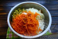 Фото приготовления рецепта: Рисовый салат с солёными огурцами, сухариками и морковью по-корейски - шаг №17