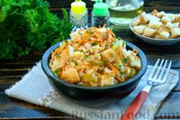 Фото приготовления рецепта: Рисовый салат с солёными огурцами, сухариками и морковью по-корейски - шаг №19