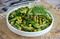 Фото к рецепту: Салат из свежих и солёных огурцов с зелёным горошком