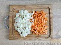 Фото приготовления рецепта: Рис с куриным фаршем и омлетом (на сковороде) - шаг №3