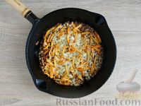 Фото приготовления рецепта: Рис с куриным фаршем и омлетом (на сковороде) - шаг №4