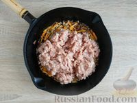 Фото приготовления рецепта: Рис с куриным фаршем и омлетом (на сковороде) - шаг №5