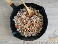Фото приготовления рецепта: Рис с куриным фаршем и омлетом (на сковороде) - шаг №6