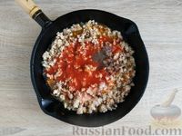 Фото приготовления рецепта: Рис с куриным фаршем и омлетом (на сковороде) - шаг №7