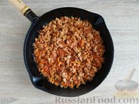 Фото приготовления рецепта: Рис с куриным фаршем и омлетом (на сковороде) - шаг №8